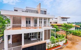 Sierra Skies By Stayvista - A Mountain-View Villa Featuring A Rooftop Swimming Pool, Turf, And A Gym For An Elevated Stay
